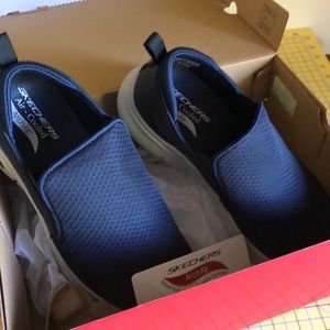 Sketchers extra wide fit arch fit. Navy.